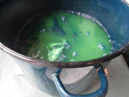 Eimer mit grüner Farbe