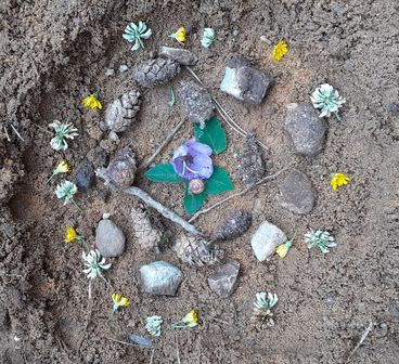 aus Naturmaterialien gelegtes Bild in der Natur