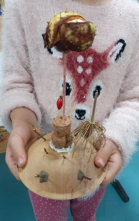 aus verschiedenen Naturmaterialien gestaltete Figur