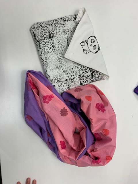 Foto einer selbst genähten Tasche und eines selbst genähten Schals