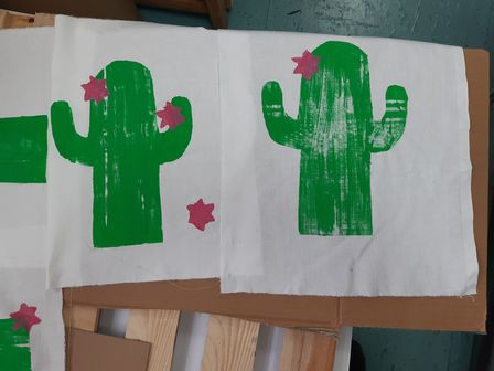 Foto eines selbst gestalteten Stücks aus Stoff mit Kaktus-Motiv