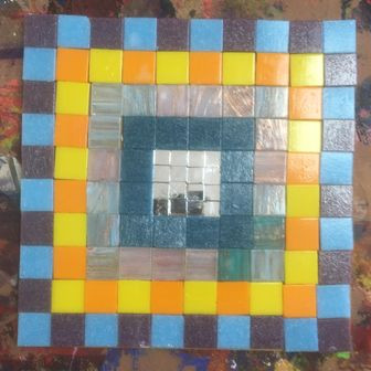 selbst gestaltetes buntes Mosaik mit geometrischem Muster