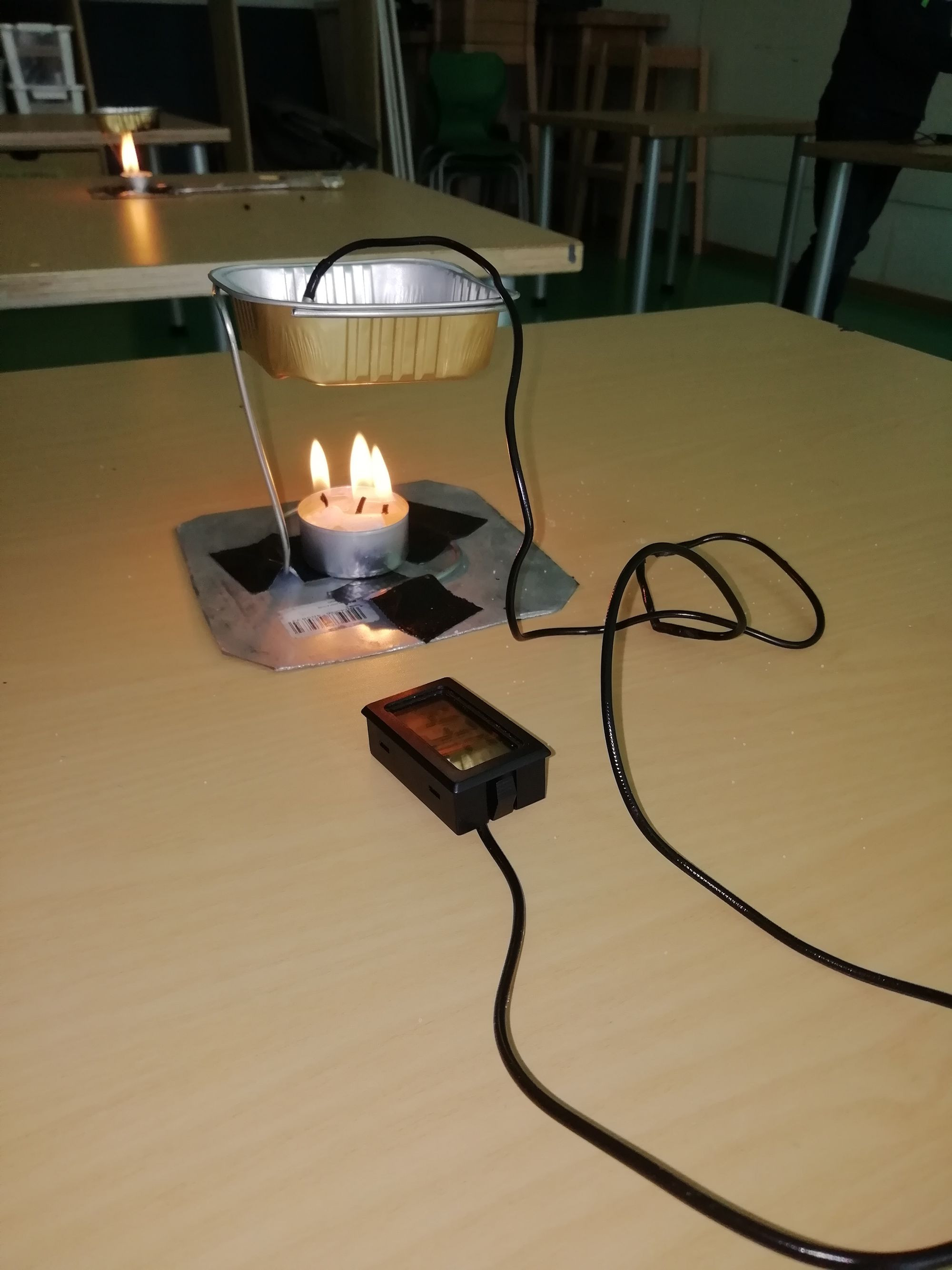 Kleines Modell zum Thema aus Kerzen, einer Aluminiumschale und einer Batterie