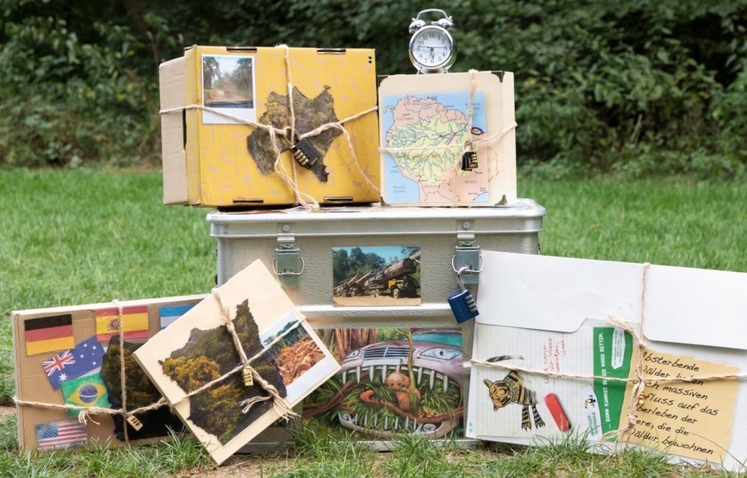 Unterschiedlich gestaltete Kisten aus Holz und Pappe mit Schlössern drumherum