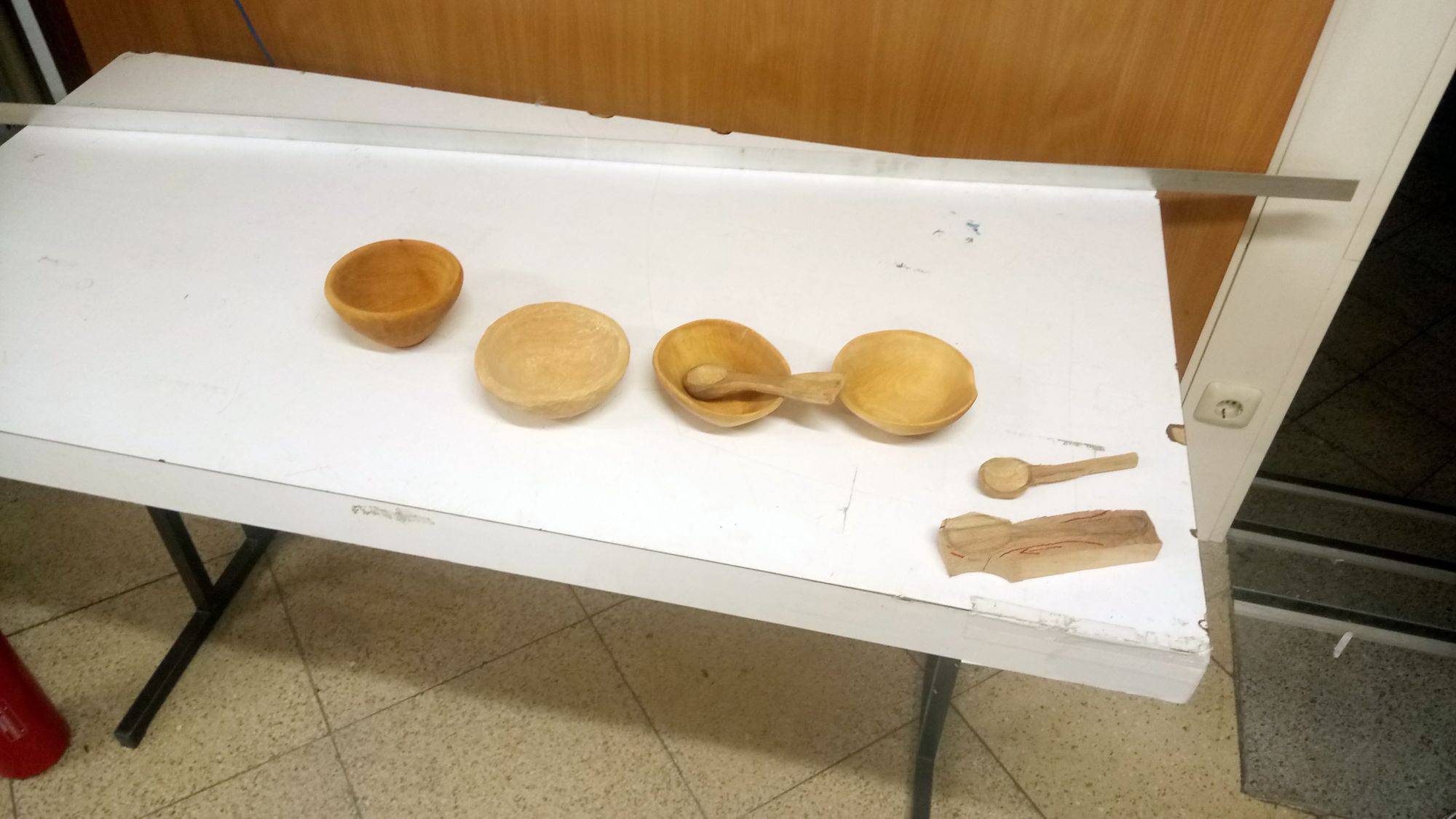 unterschiedliche geschnitze Schalen stehen auf einem Werktisch