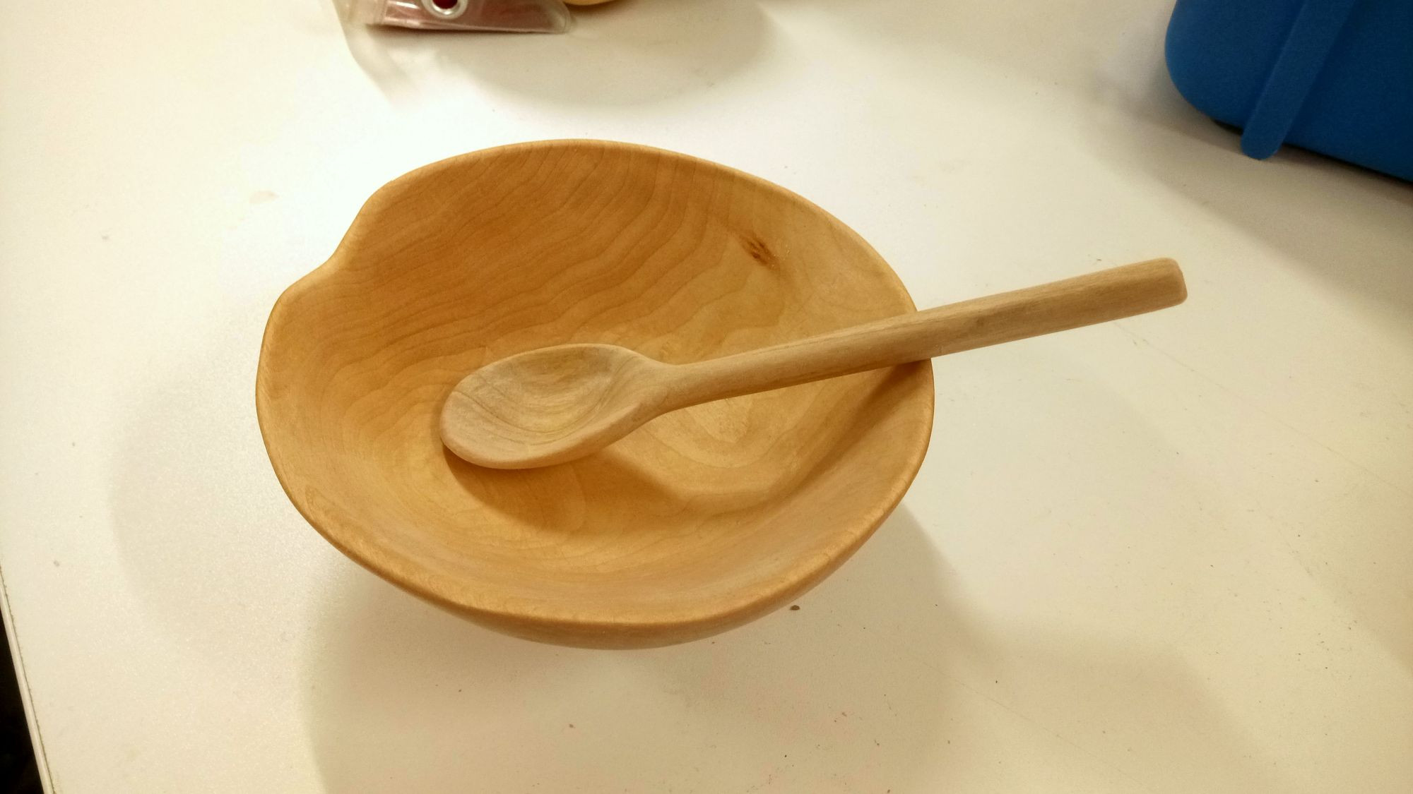 geschnitze Schale aus Lindenholz mit Löffel