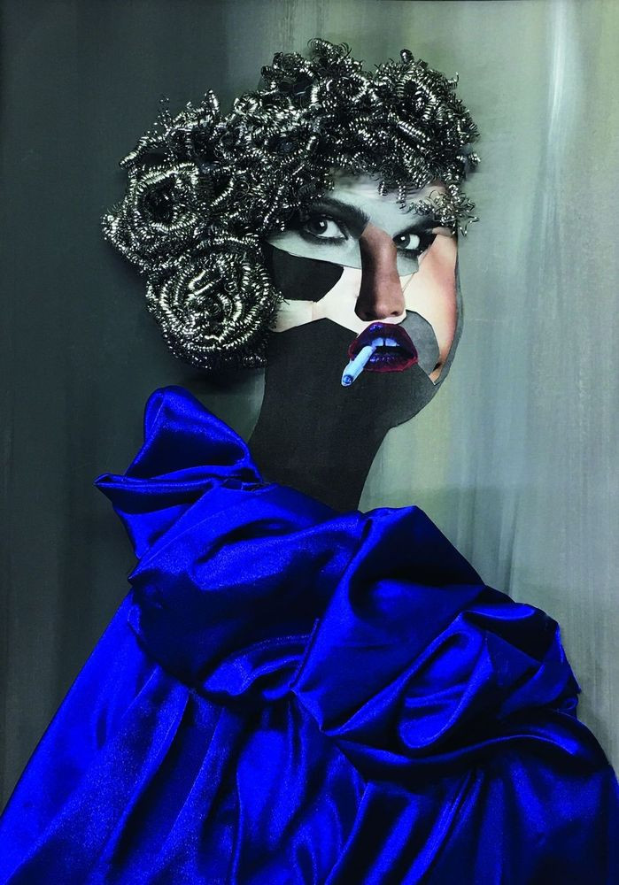 abstraktes Portrait (collage) einer Frau mit Haaren aus Stahlwolle, einem Geischt aus verschiedenen Zeitungsschnipseln und einem Umhang aus blauem Stoff