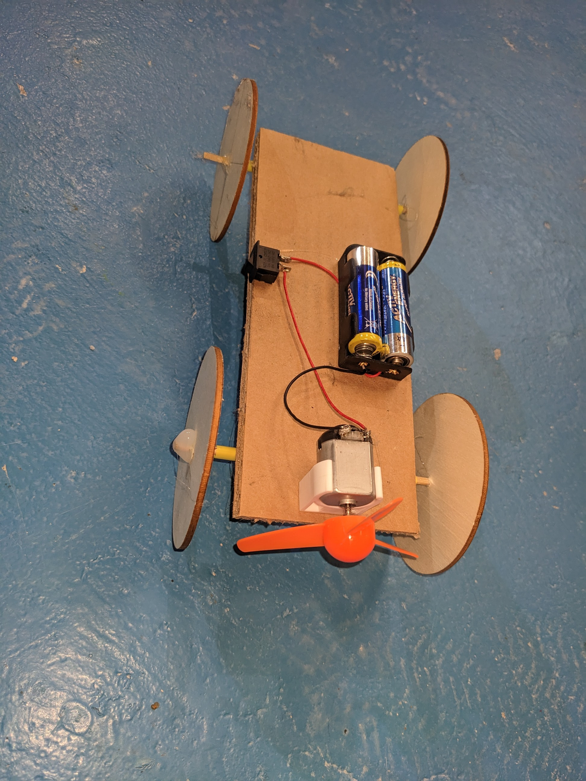 selbst gebautes Auto aus Holz mit Propeller