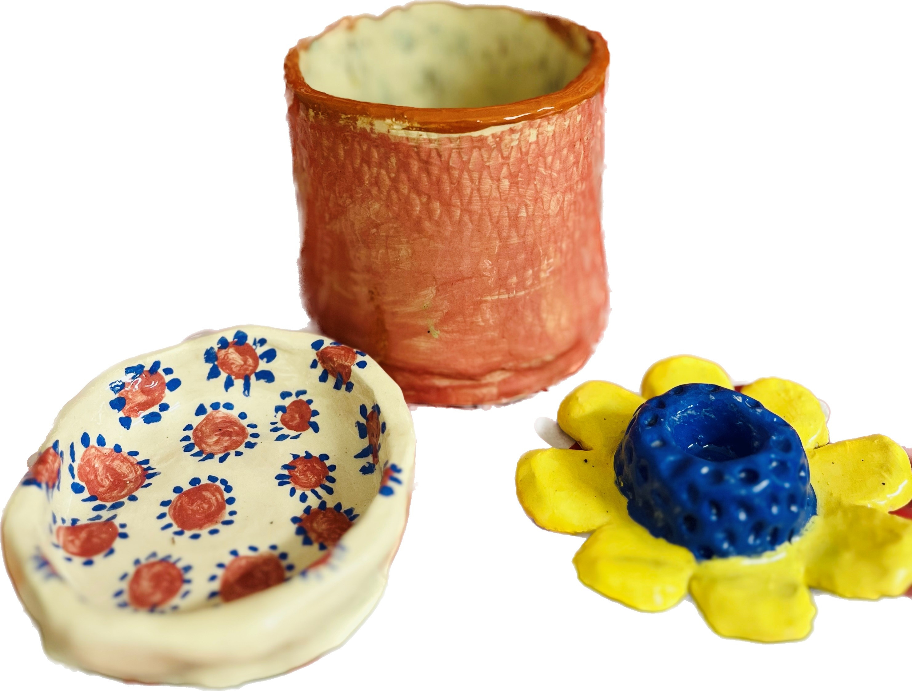 Verschiedene glasierte Gegenstände aus Keramik: Schale, Tasse, Blume.
