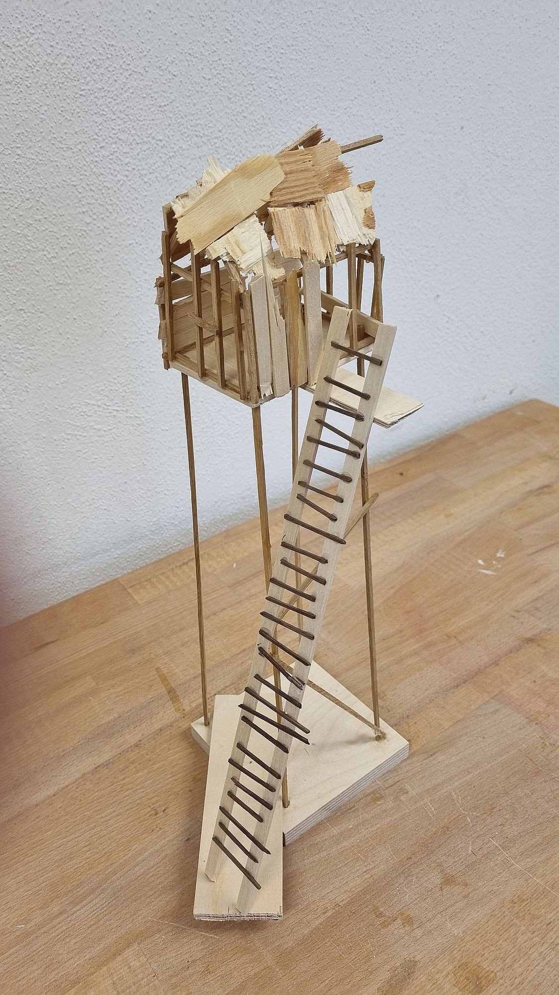 Ein auf Stelzen gebautes Häuschen aus Holz.