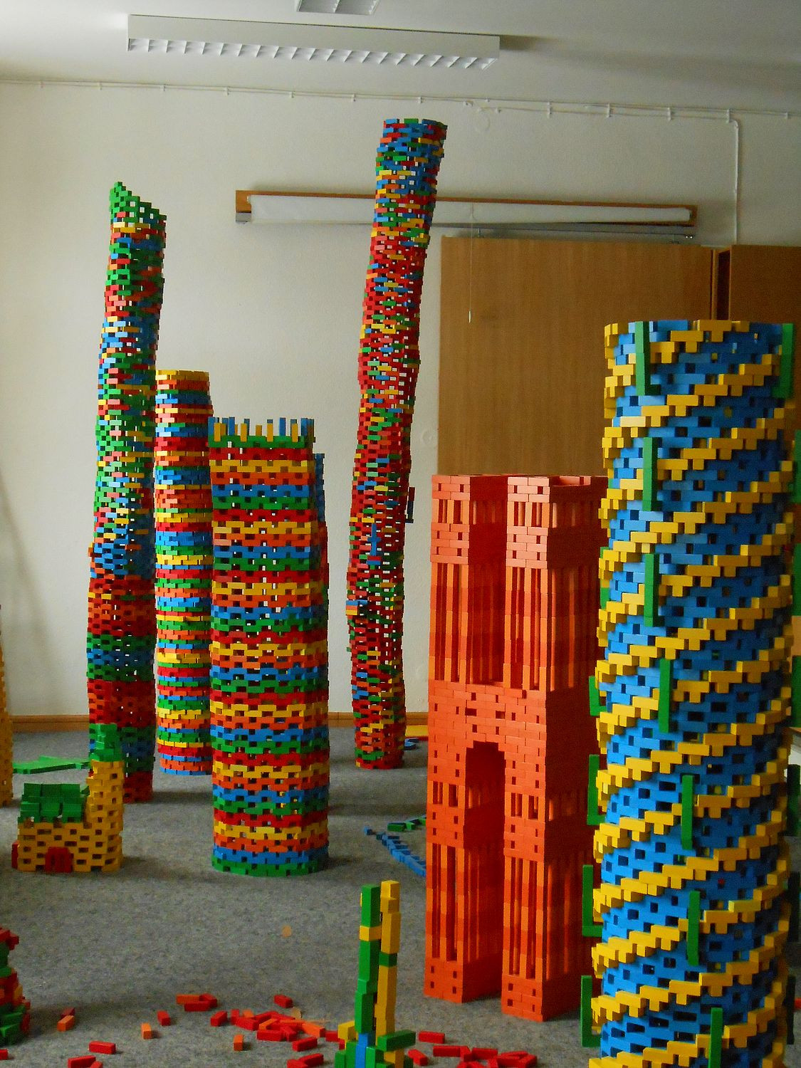 Bunte Holzbausteine sind zu hohen Türmen gestapelt.