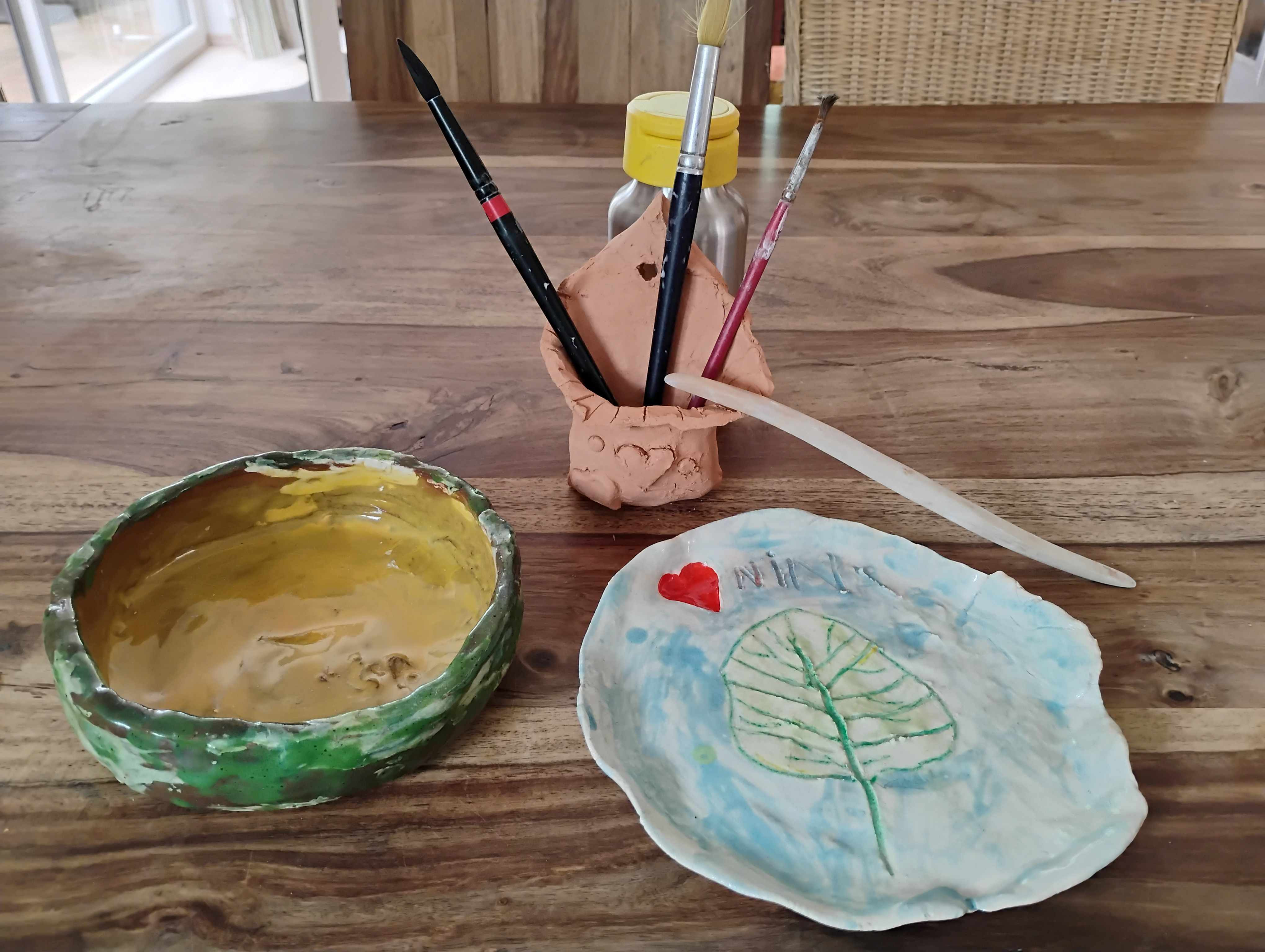 Schale und Teller aus Ton mit Farben lasiert.