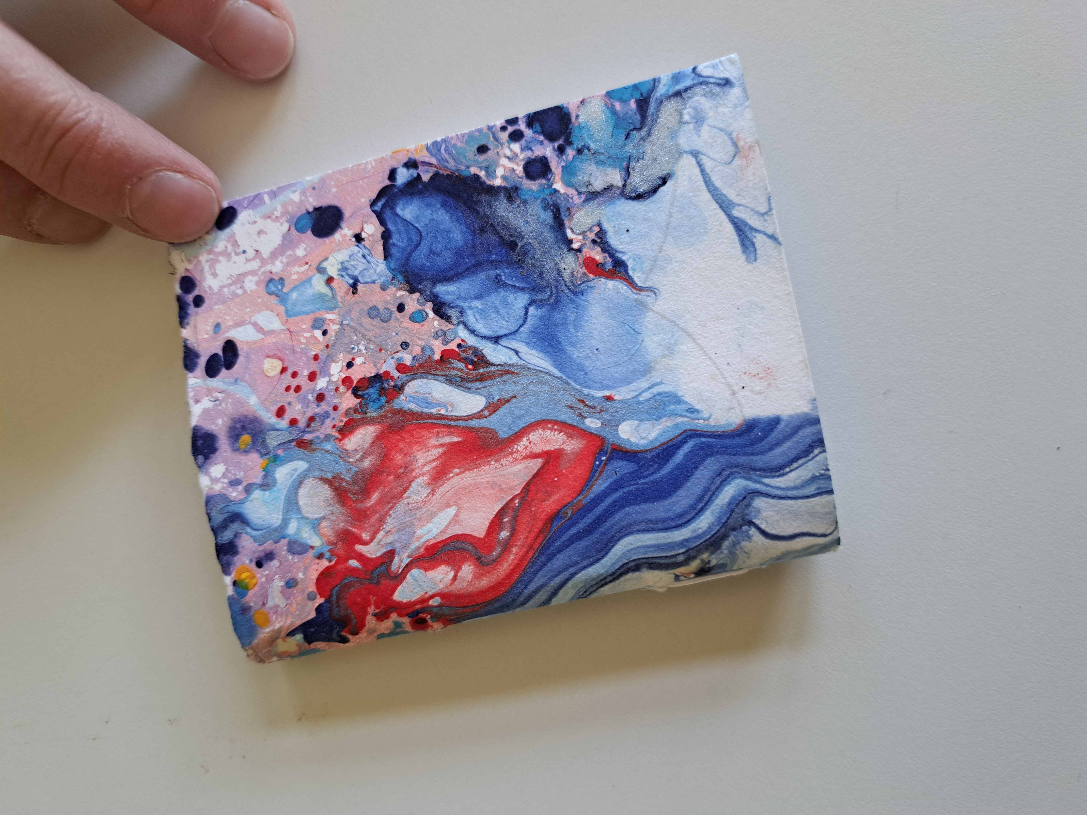 Ein selbstgebundenes Buch in den Farben rot und blau.