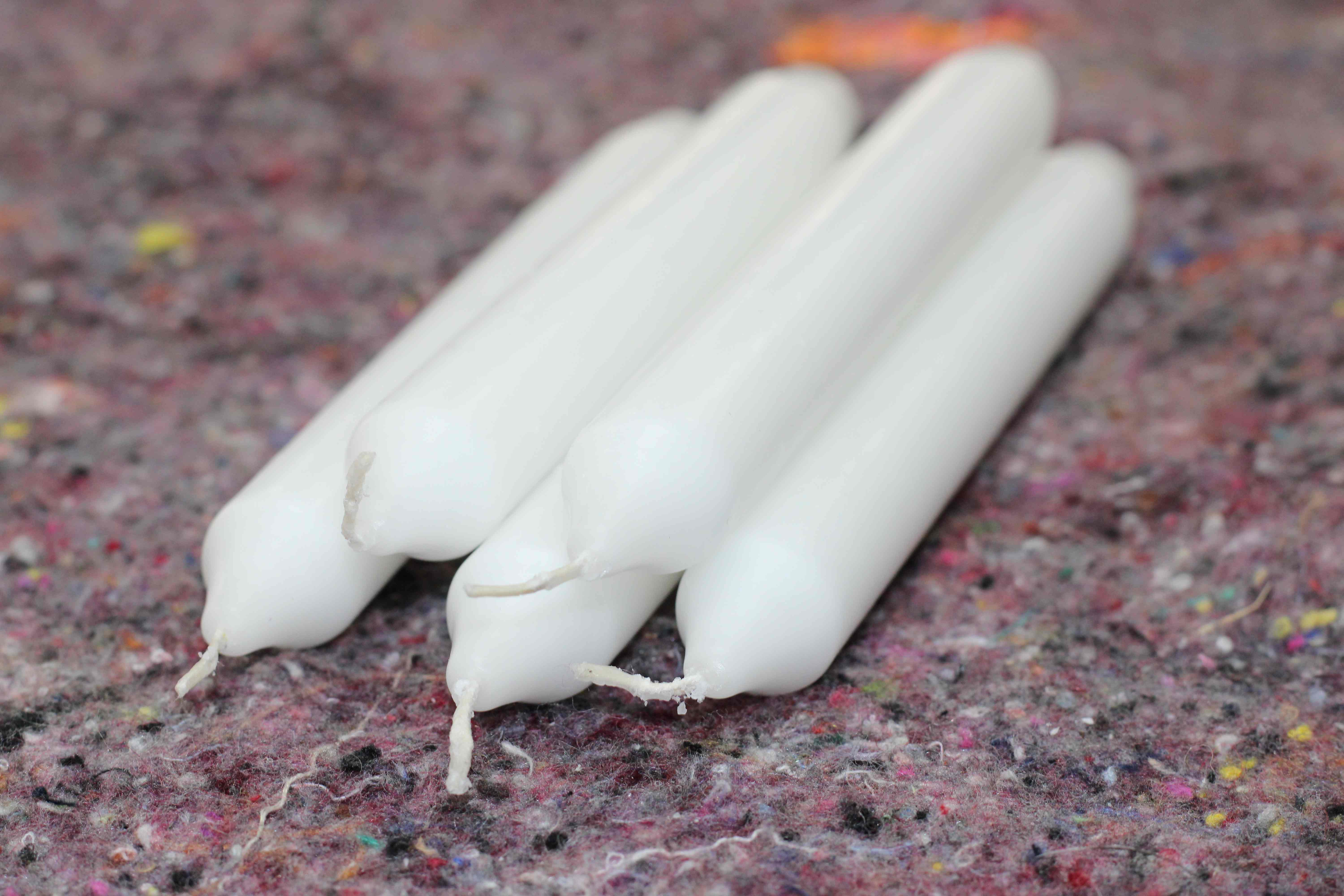 weiße , lange Kerzen.