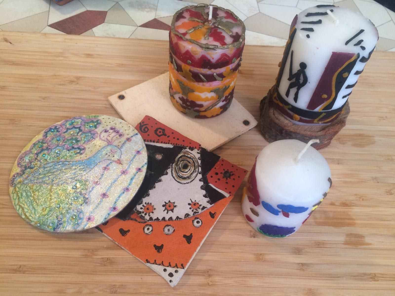Verschiedene bunt verzierte Kerzen.