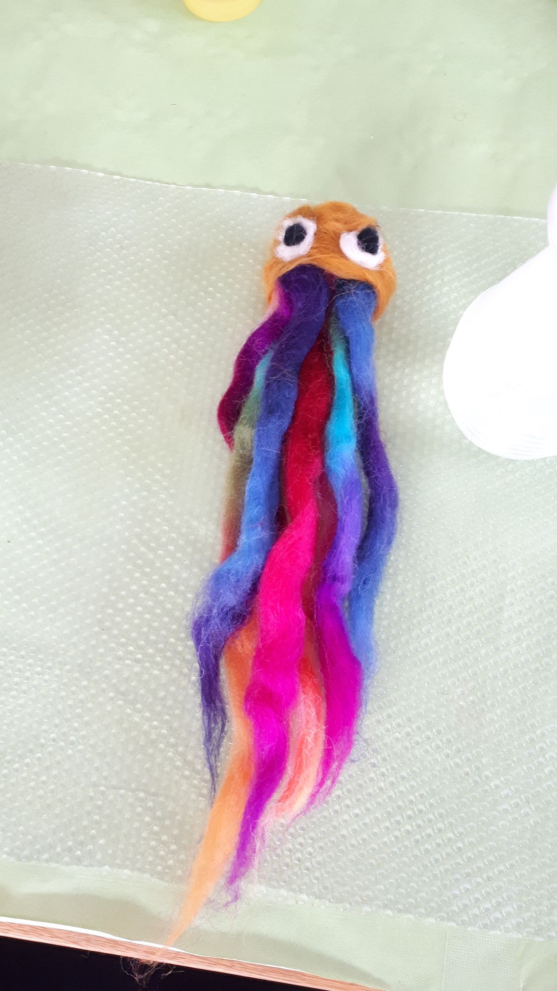 Eine selbstgefilzte Krake in verschiedenen Farben