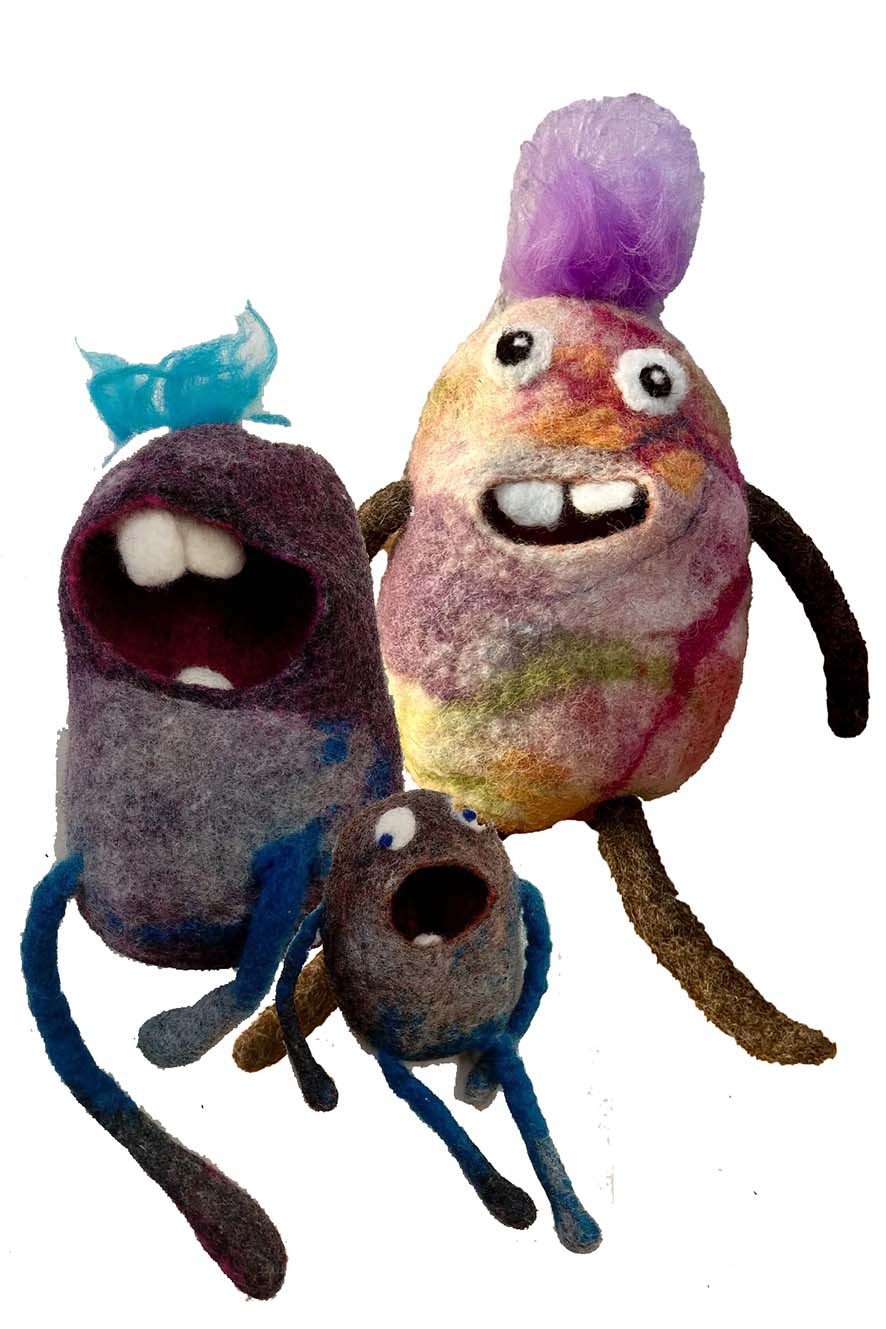 drei Monsterfiguren aus Filz in bunten Farben mit großem Mund