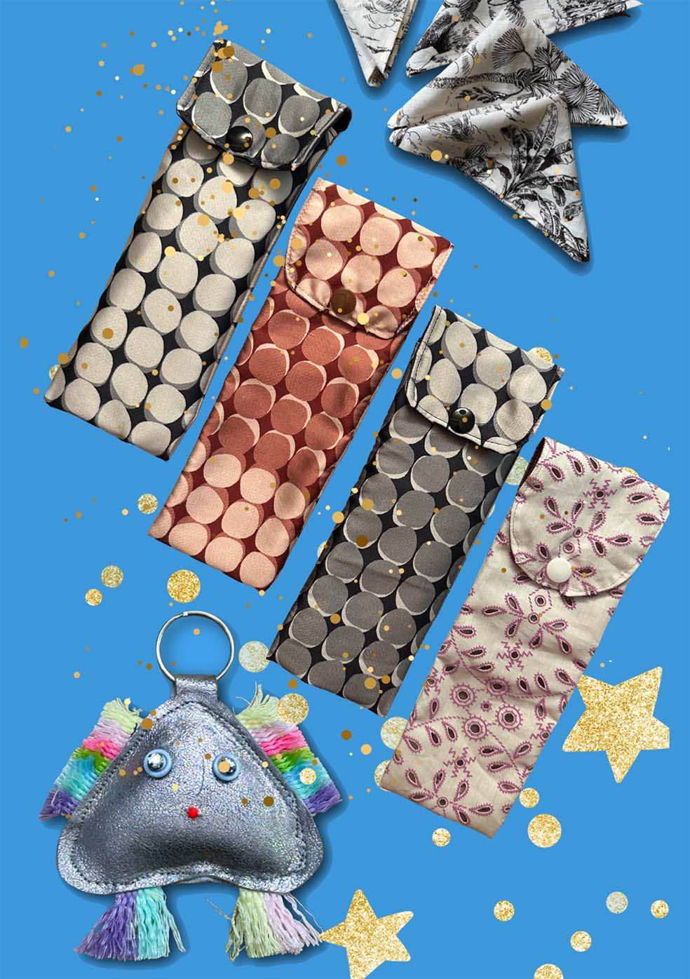Servietten, kleine Stofftaschen mit Druckknopf, ein kleines Monsterchen aus Stoff als Schlüsselanhänger, alles aus gemusterten Stoffen