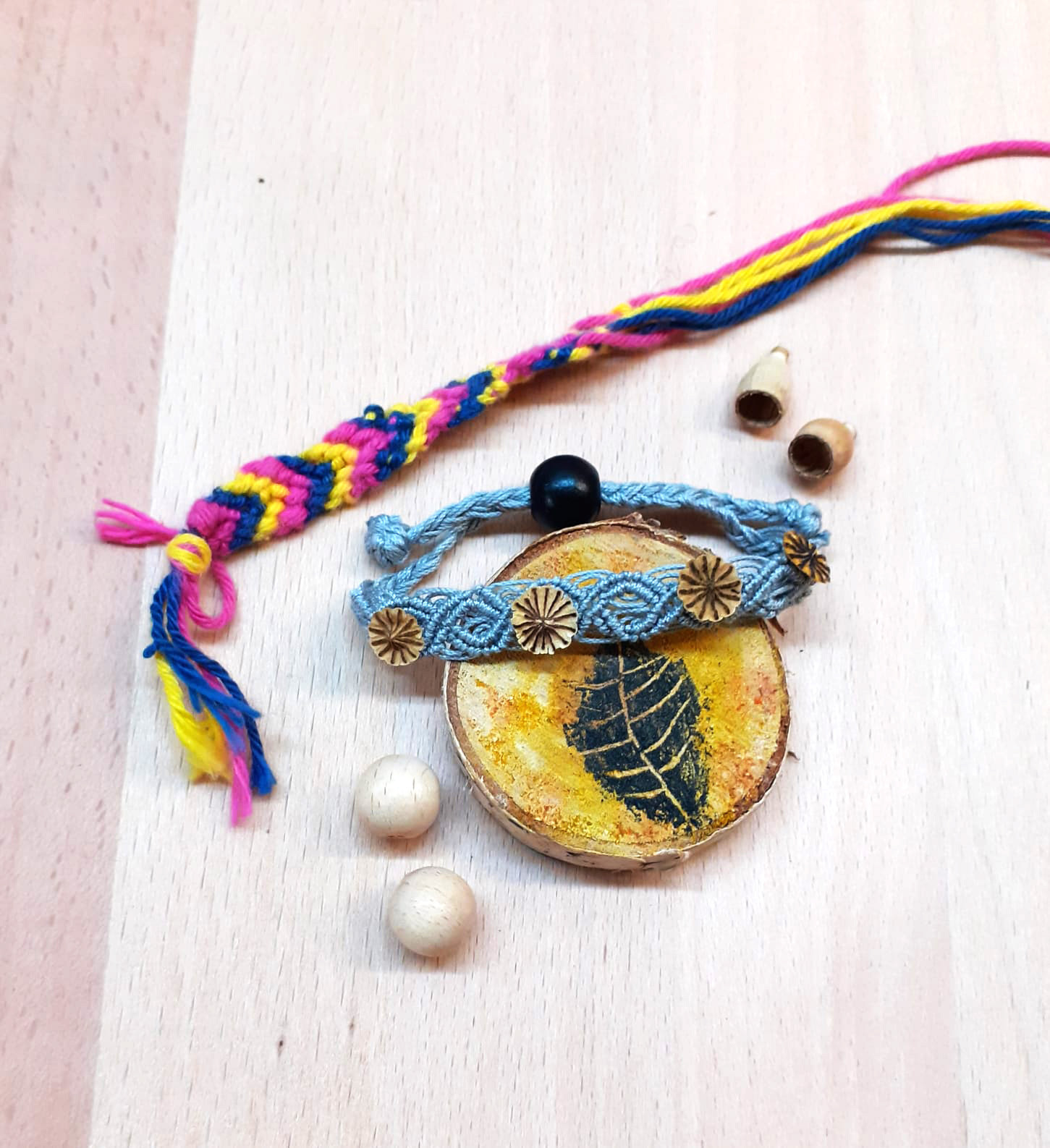 Selbstgeknüpfte Armbänder und Schmuck mit Naturmaterialien.