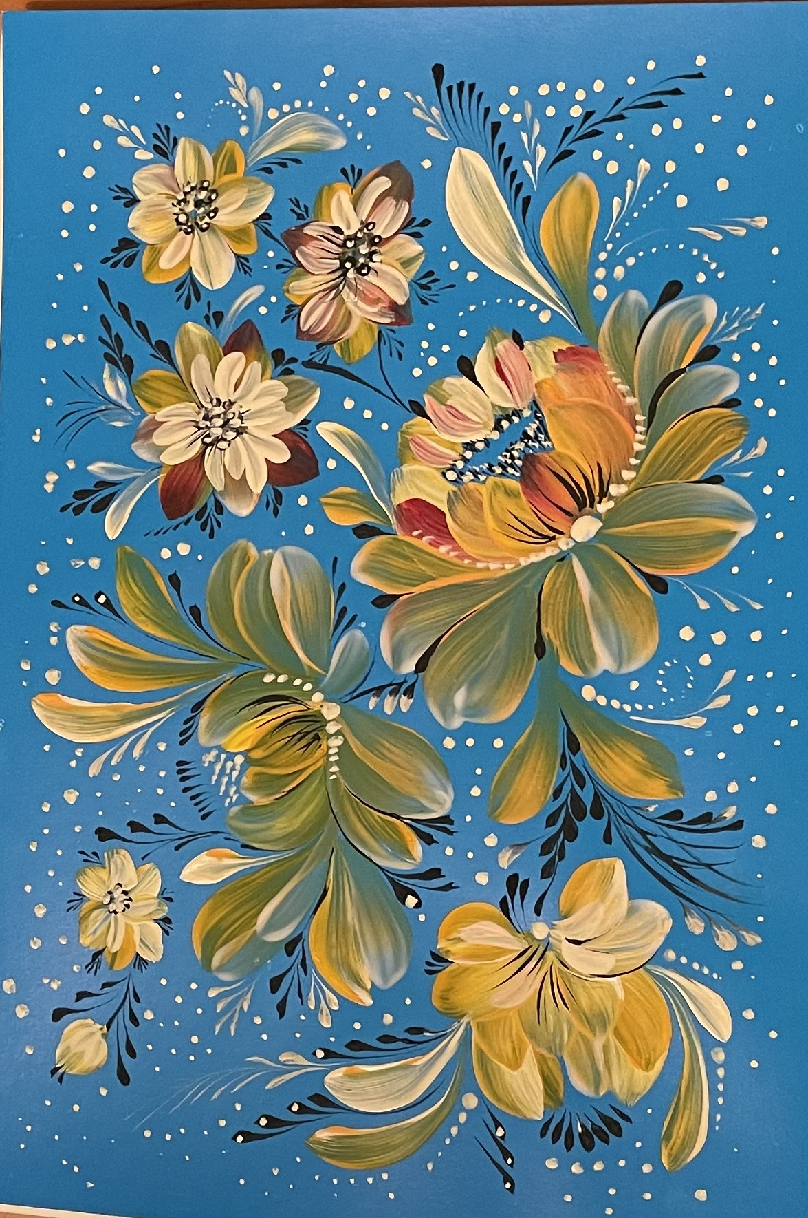 schwungvoll gemalte Blumen in gelb grün vor blauem Hintergrund