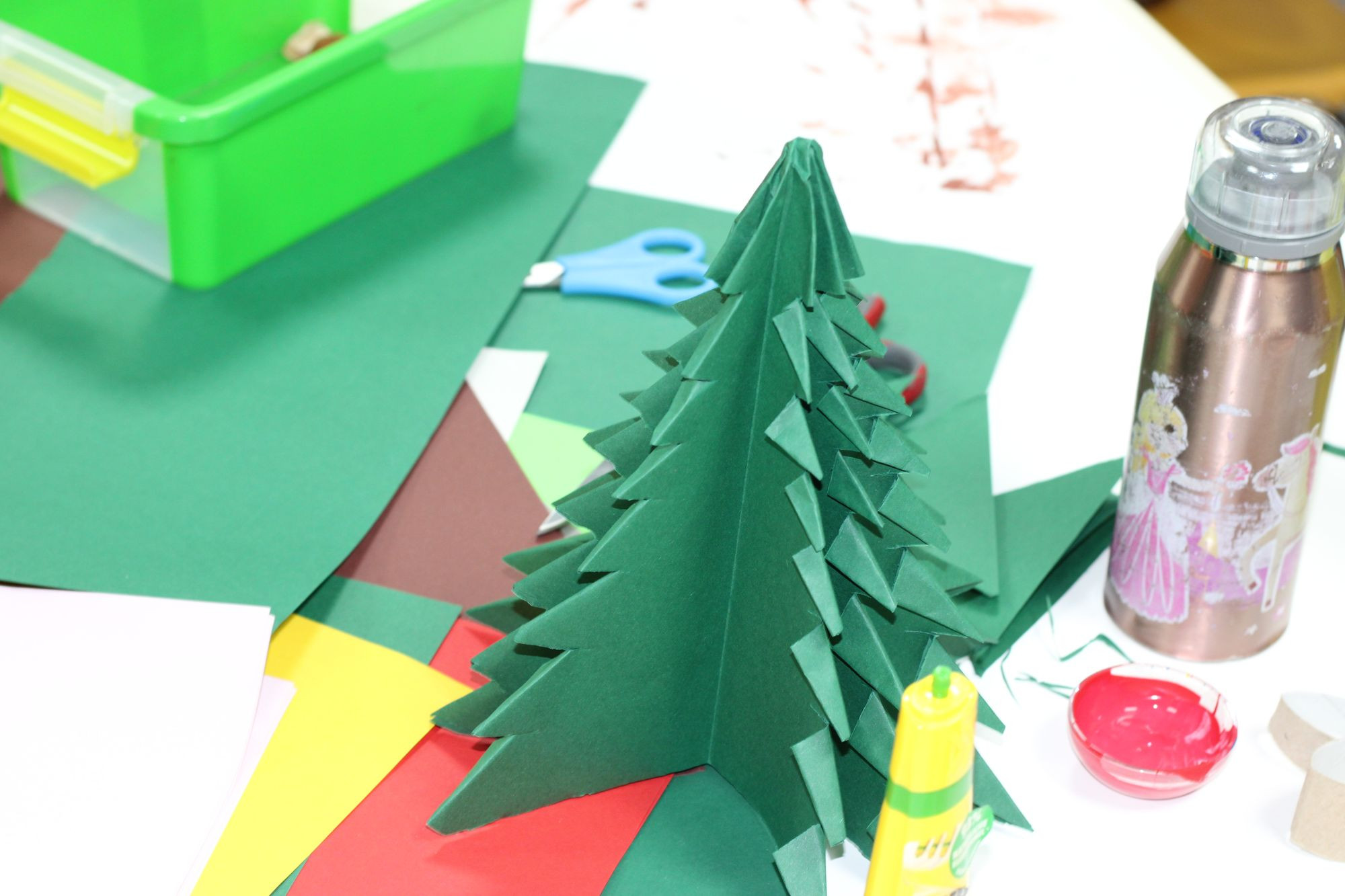 Ein selbstgebastelter Tannenbaum aus grünem Tonpapier
