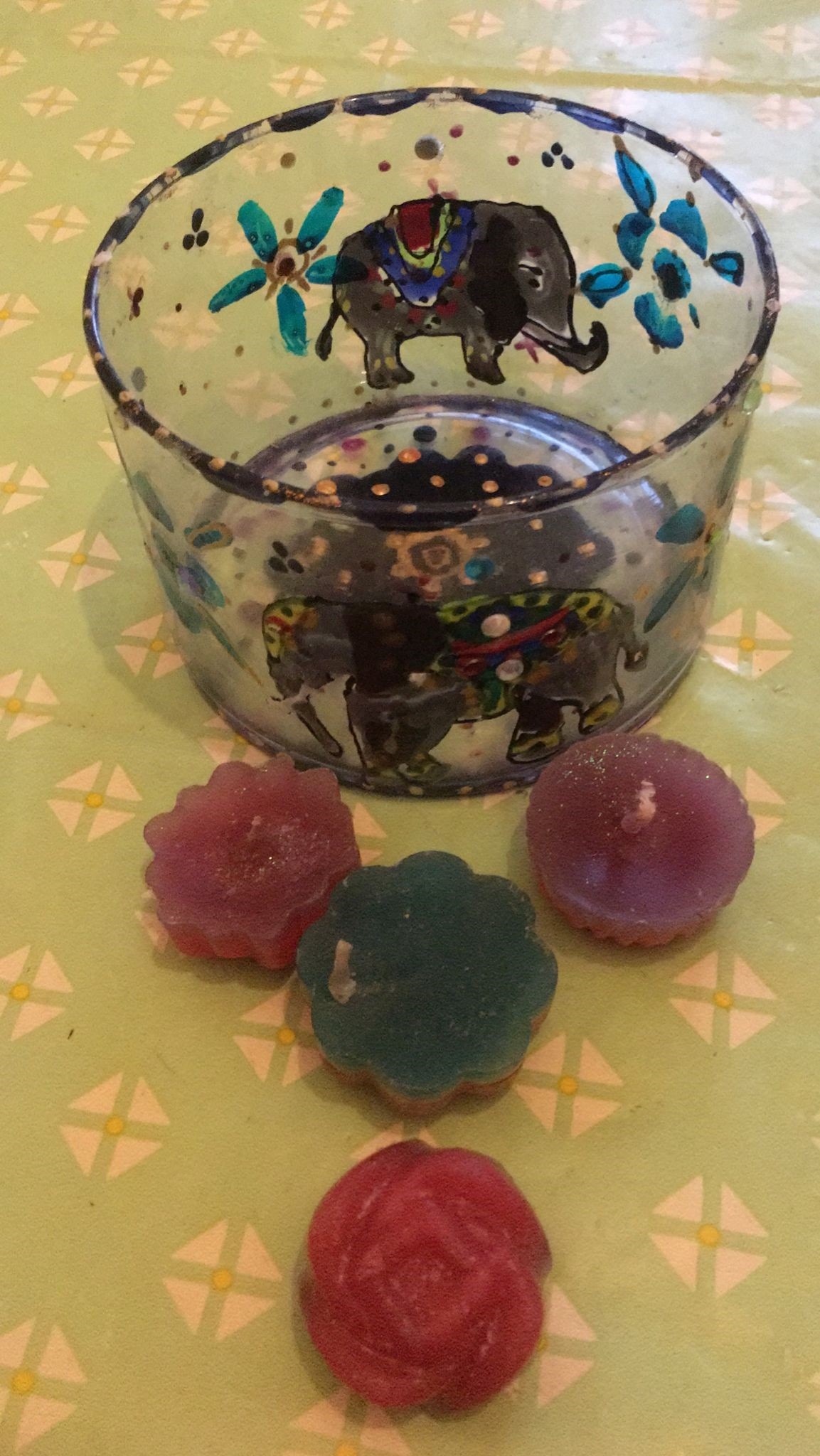 Selbstgemachte Kerzen, die schwimmen können und ein bunt bemaltes Glas.