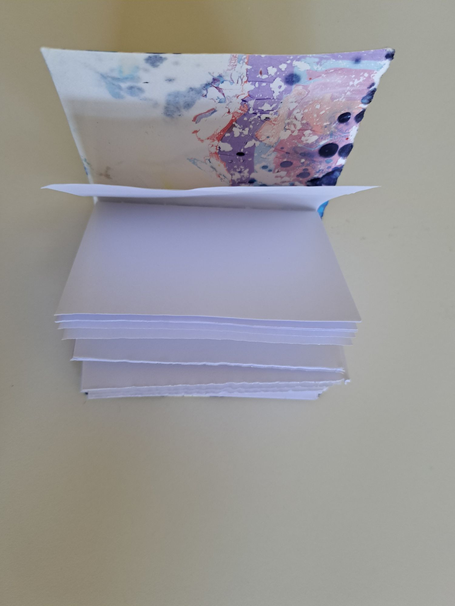 Ein selbstgebundenes, aufgeklapptes, kleines Buch