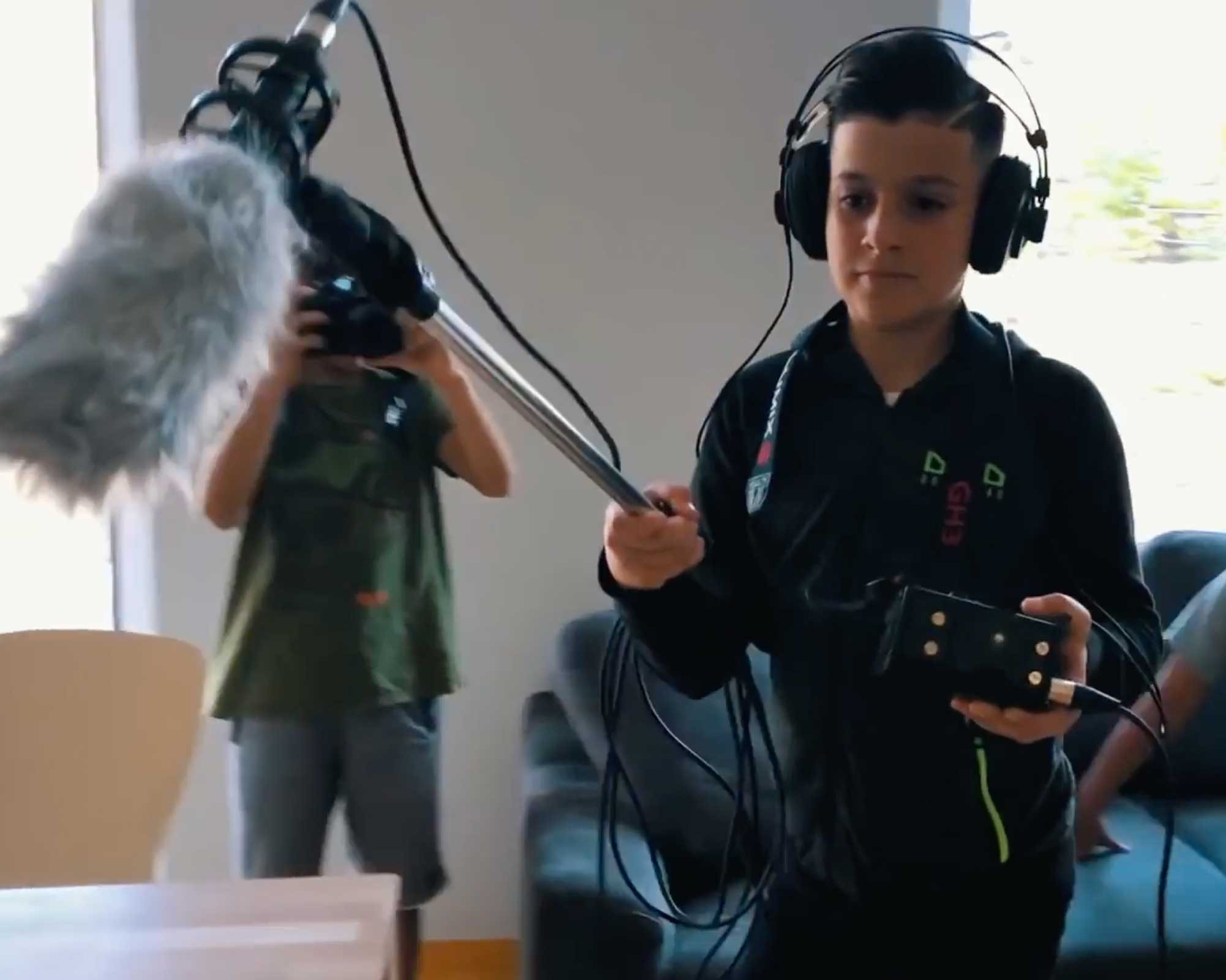 Ein Junge nimmt mit einem professionellem Mikrofon Sound auf.