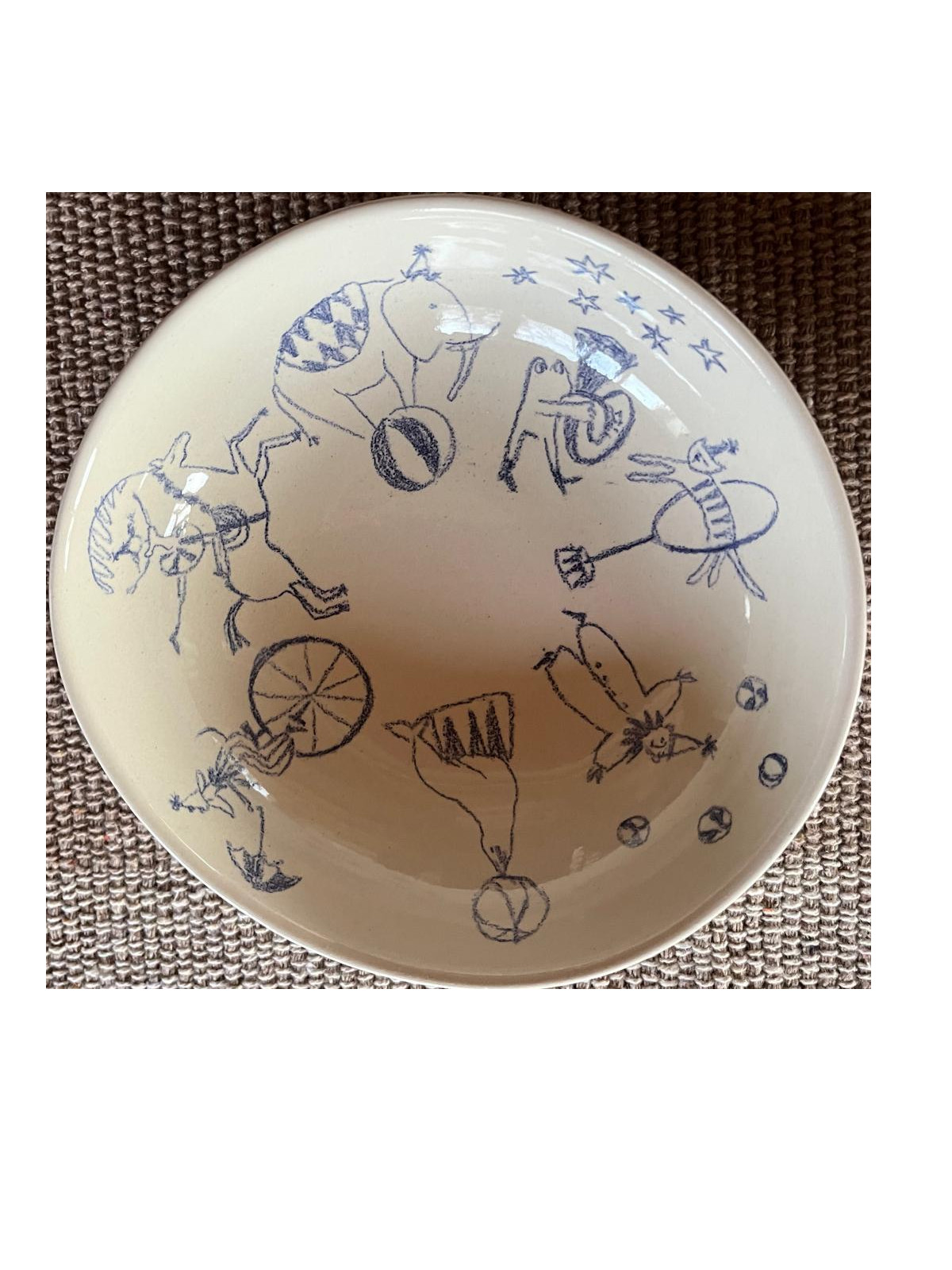 Gezeichnete Tiere auf einem Keramikteller.