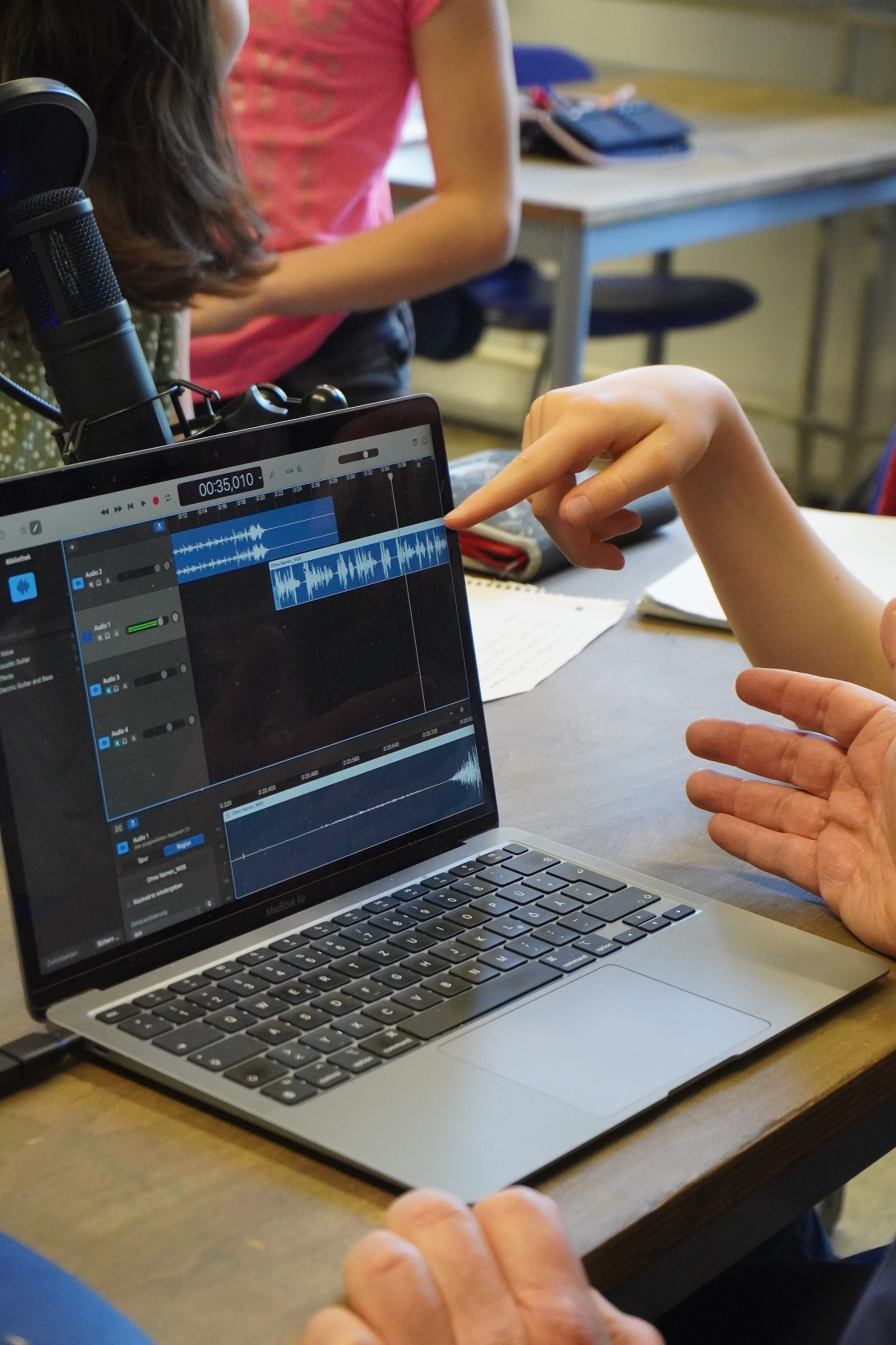 Finger zeigen auf einen aufgeklappten Laptop