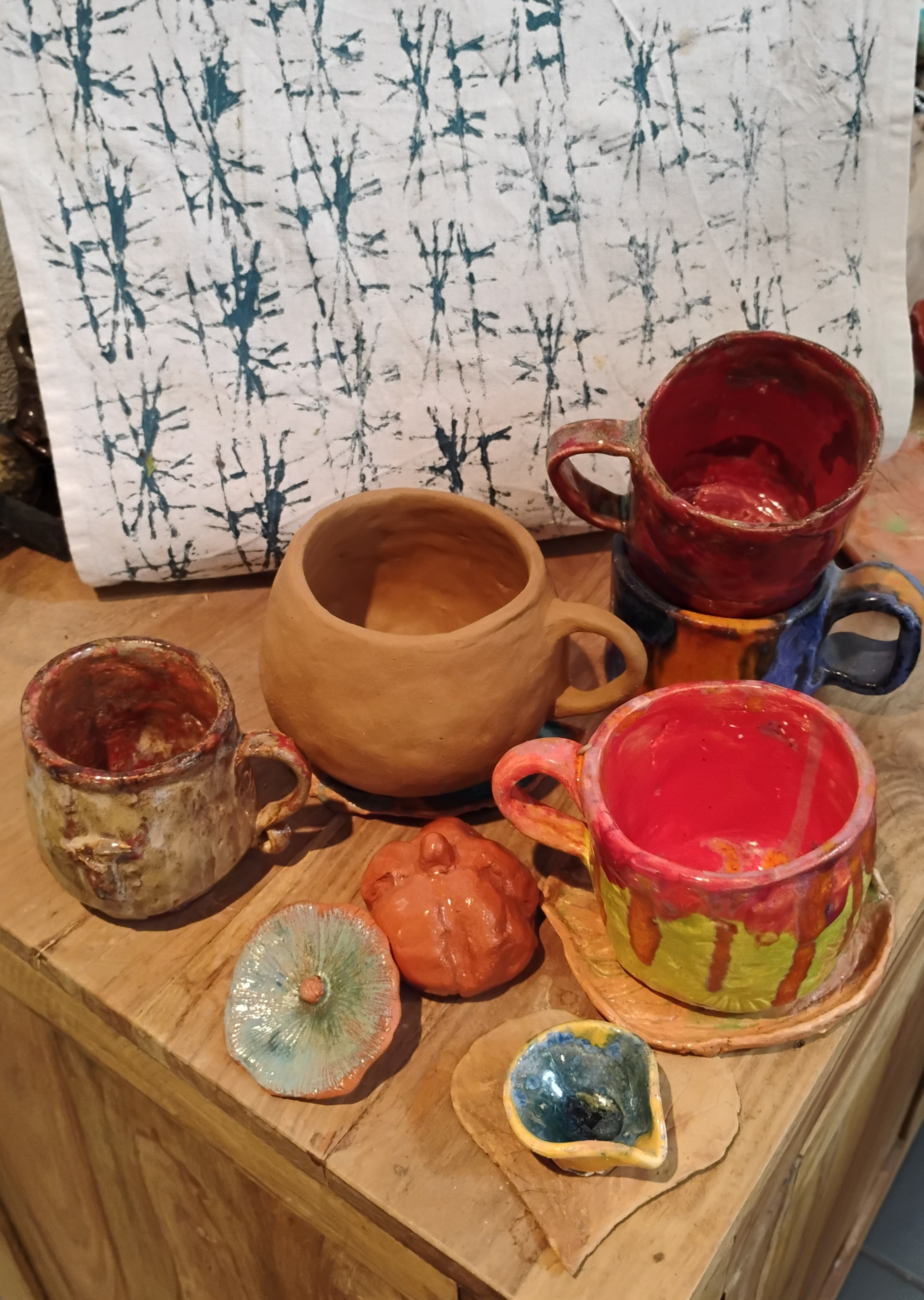 becher und schalen aus Ton