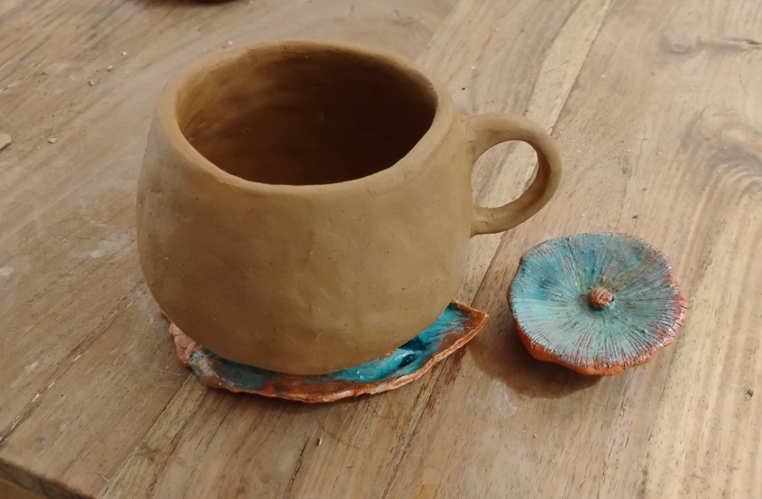 große Tasse aus hellem Ton