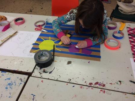 Kind beim Gestalten eines Tape Art Bildes