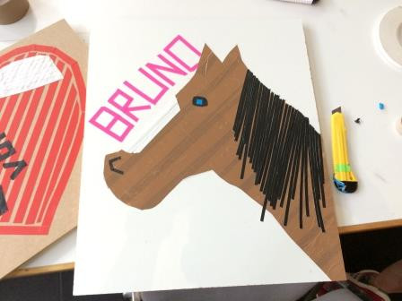 Tape Art mit braunem Pferdekopf als Motiv, über dem in pinkem Tape Bruno steht