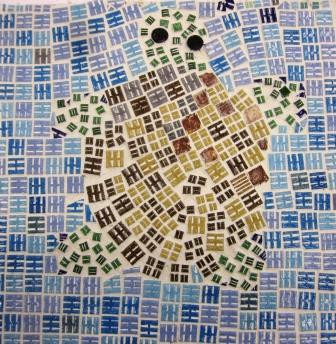 Mosaik mit Schildkröte auf blauem Untergrund