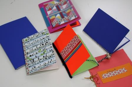 verschiedene bunt dekorierte Kunstbücher