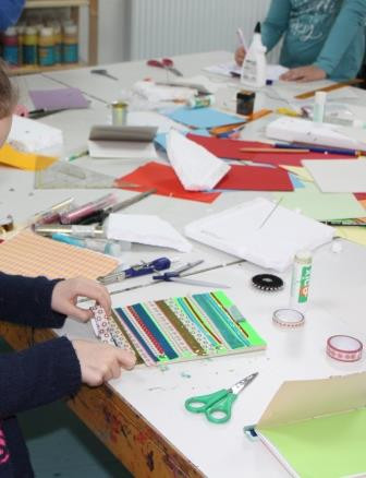 Kinder beim dekorieren ihrer selbst hergestellten Kunstbücher