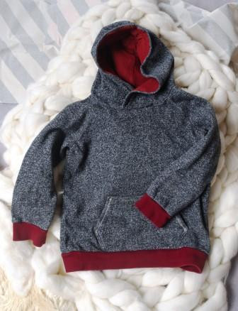 fertig genähter grauer Kapuzen Hoodie mit dunkelroten Einsätzen