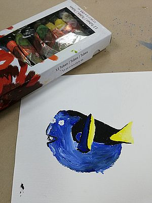 mit Acrylfarben gemalter blauer Fisch mit gelben Flossen