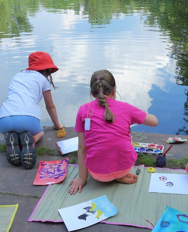 Pleinair malen und zeichnen zwei Teilnehmerinnen vor einem Teich