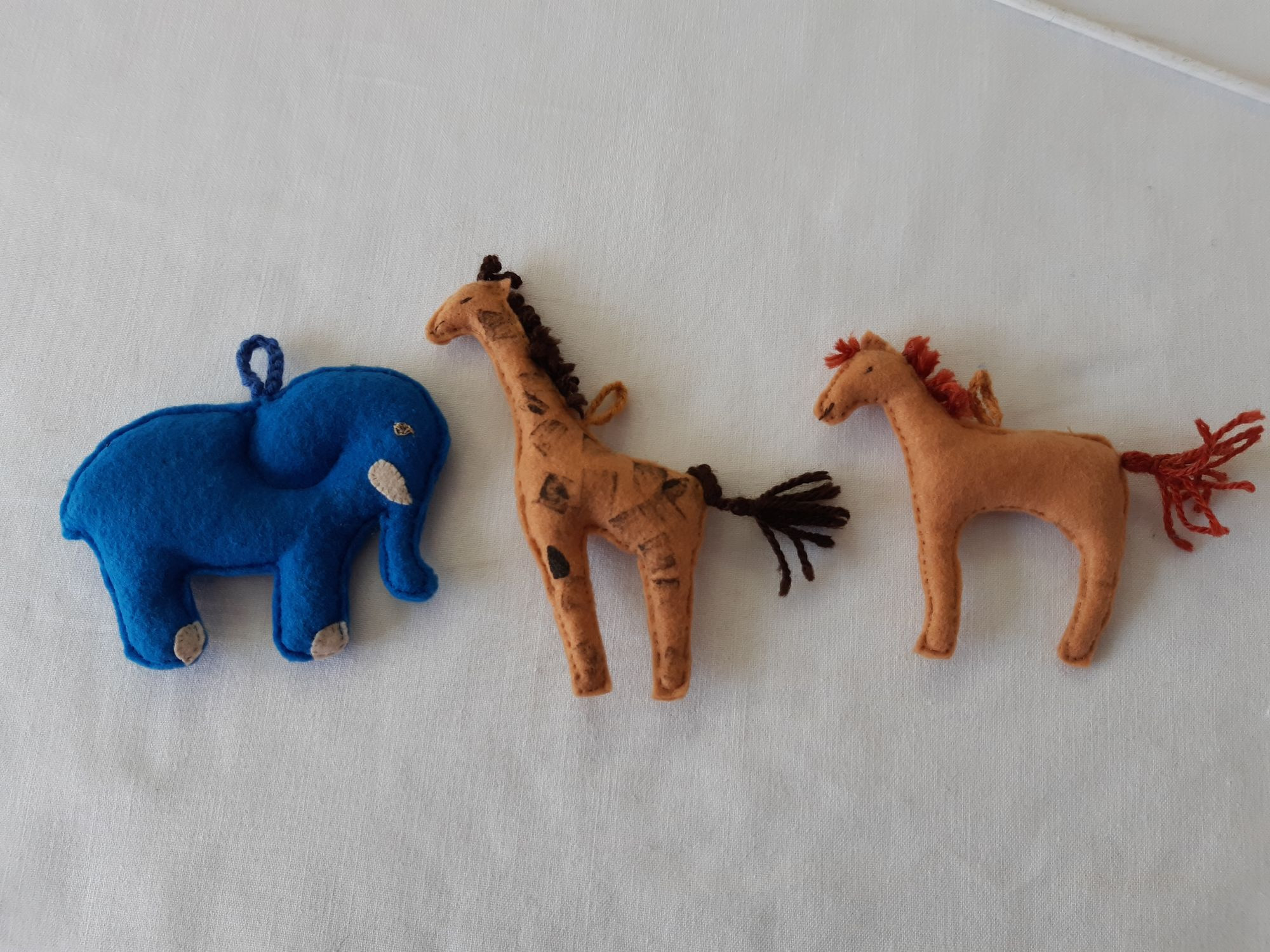 selbst gestaltete Filzanhänger: Elefant, Giraffe und Pferd