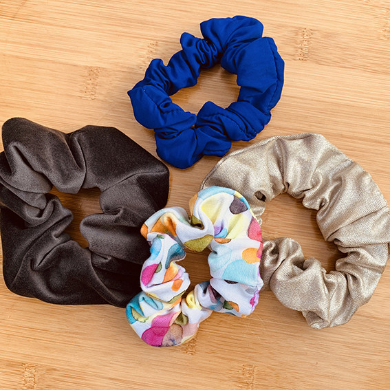 vier Scrunchies aus unterschiedlich farbigen Stoffen