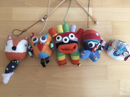 Bunter Phantasiewesen in vielen verschiedenen Farben aus Socken.