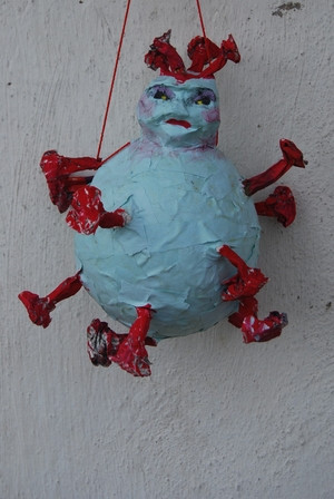 bauchige Pinata in Anlehnung an Coronavirus