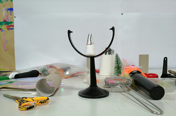 Werkzeuge des Lichtlabors wie Taschenlampe, Klopapierrolle, Sieb, Farbfolien und vieles mehr