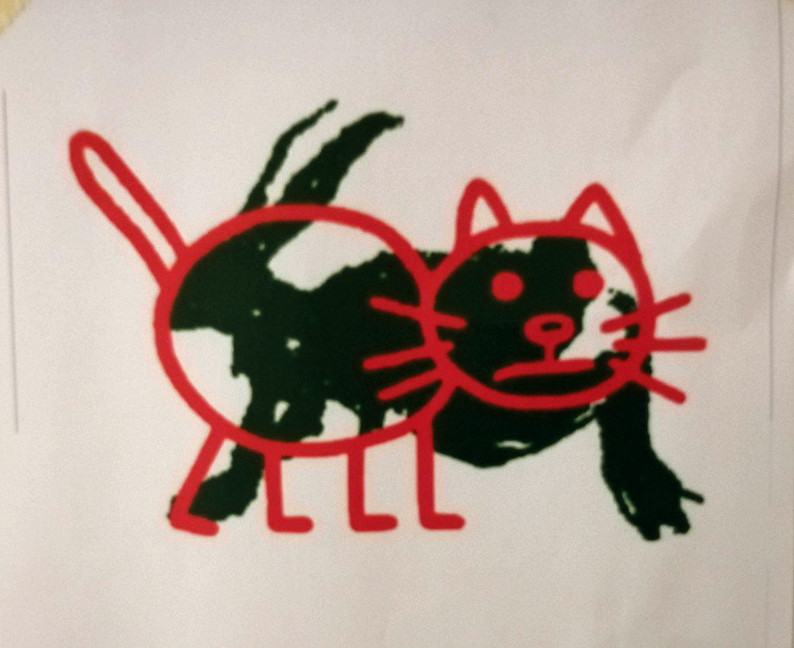vereinfachte lineare Katzenzeichnung in rot überlagert einen flächig ausgemalten rennenden Hasen in schwarz