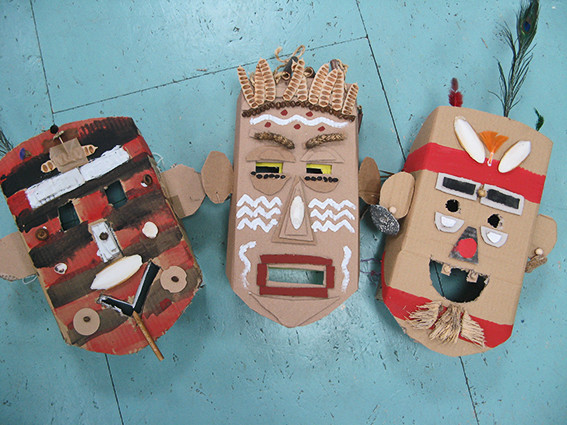 drei Kopfgroße fertig gestaltete Masken aus Karton
