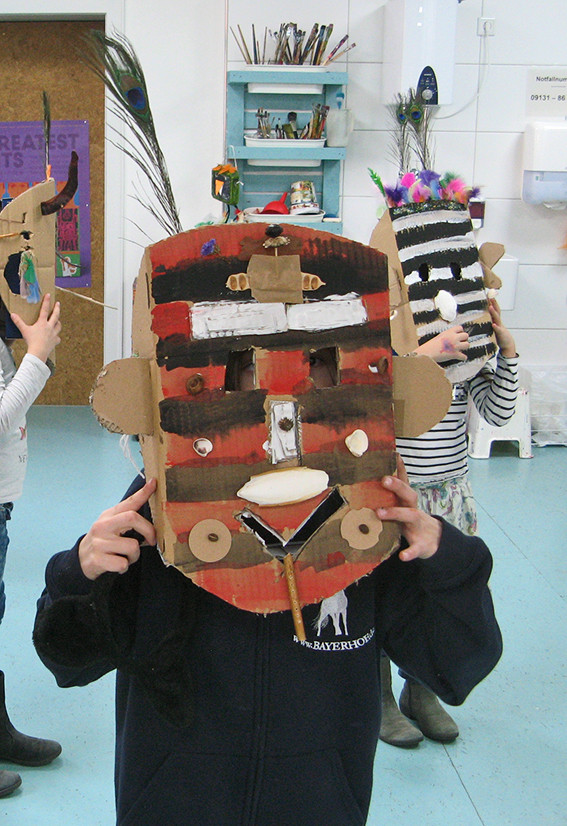 Kinder tragen ihre eindrucksvoll selbst gestalteten Masken