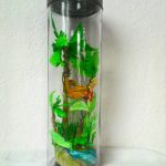 Eine Dschungellandschaft mit Palmen, und Affen aus Papier ist in einem Vorratsglas entstanden.