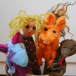 Fingerpuppen in Form von einer blauen Maus, einer blonden Prinzessin, einem Eichhörnchen und einer Schlange